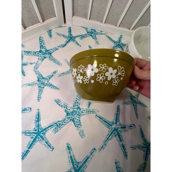 Vintage Pyrex Mixing Bowls 2 - Picture 5 of 12